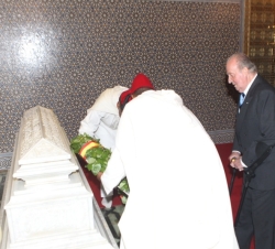 Su Majestad el Rey ante la tumba de Su Majestad del Rey Hassan II